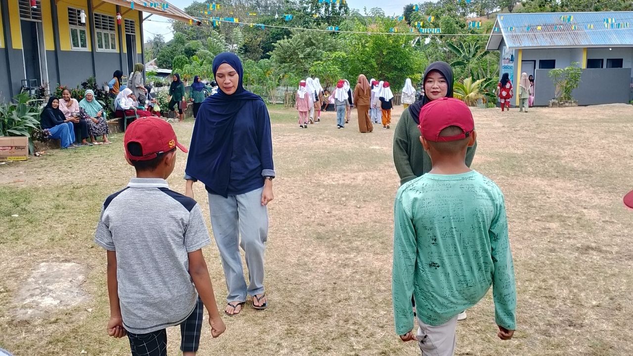 Kompak! Siswa SDN 16 Dilatih Baris-Beris Dibantu Oleh Alumni