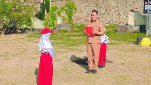 Siswa Kelas 4 SDN 16 Anggrek Jalani Tugas Upacara Perdana, Pembina Beri Apresiasi