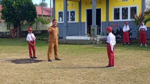 Siswa Kelas 1 SDN 16 Anggrek Ikuti Upacara Bendera Perdana