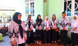 Korwil Pendidikan Kecamatan Monano Hj. Fatrawati Lawuo, S.Pd., M.Pd Pimpin Apel Persada atas meninggalnya Almarhum yeris Pomolango