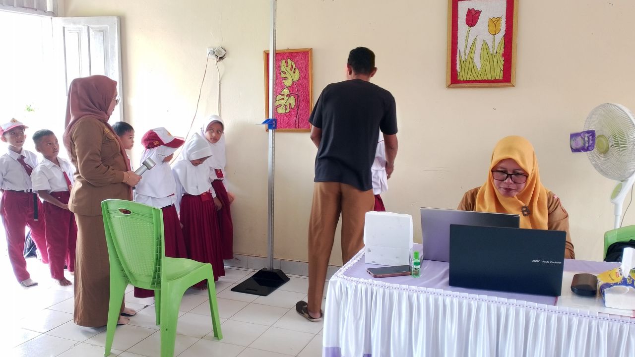Guru SDN 16 Anggrek Lakukan Pengukuran Berat dan Tinggi Badan Siswa