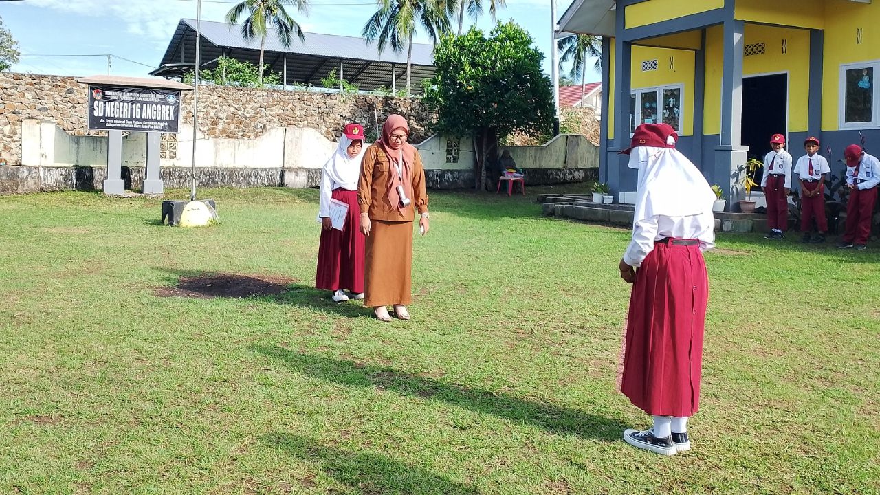 Siswa Kelas 6 Tunjukkan Tanggung Jawab Saat Menjadi Petugas Upacara