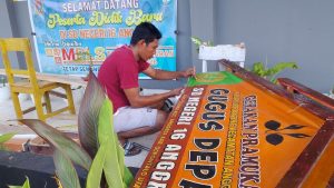 Pak Saprin Benahi Gapura dan Tenda Pramuka Jelang Perkemahan