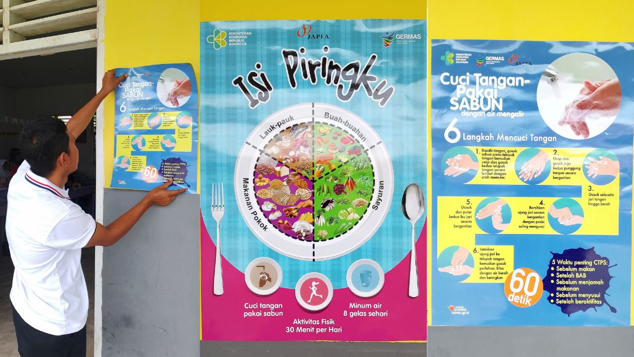 Guru SDN 16 Anggrek Pasang Poster Edukasi Japfa For Kids di Sekolah