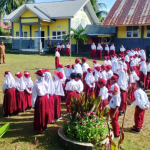 Membangun Karakter dan Kedisiplinan: Catatan dari Lapangan Upacara SDN 16 Anggrek