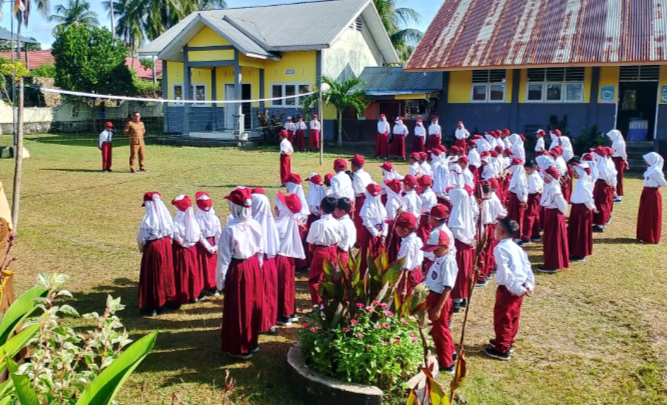 Membangun Karakter dan Kedisiplinan: Catatan dari Lapangan Upacara SDN 16 Anggrek