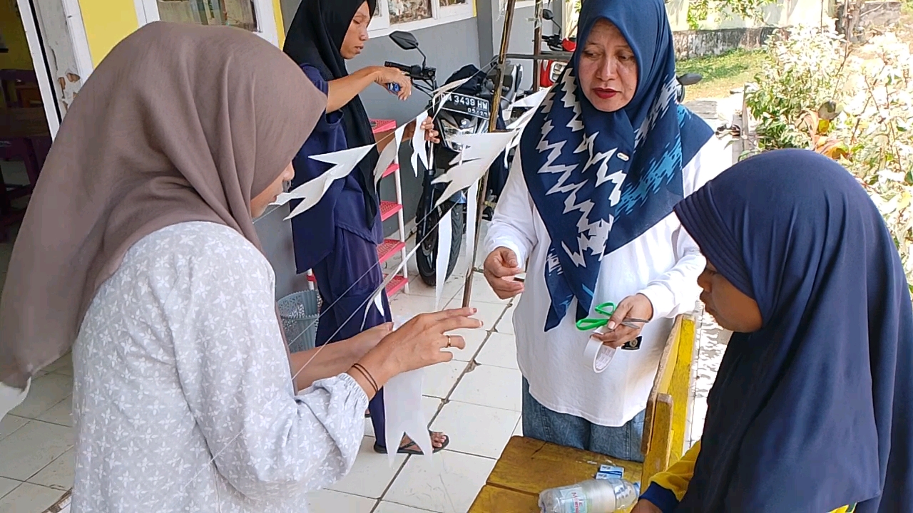 Gotong Royong Warga Sekolah Persiapkan TKA SDN 16 Anggrek